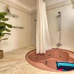 - Sleeps 4 - Jacuzzi - Terrace - Pool *