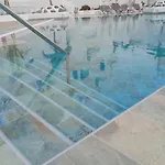 - Sleeps 4 - Jacuzzi - Terrace - Pool Апартаменти