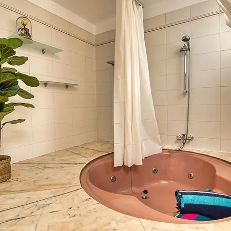 Appartement - Sleeps 4 - Jacuzzi - Terrace - Pool