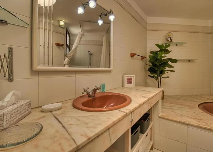 - Sleeps 4 - Jacuzzi - Terrace - Pool 公寓 *