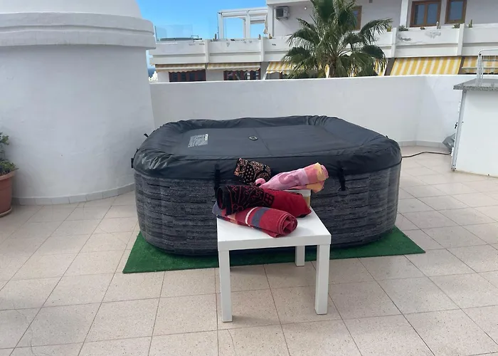 - Sleeps 4 - Jacuzzi - Terrace - Pool 公寓