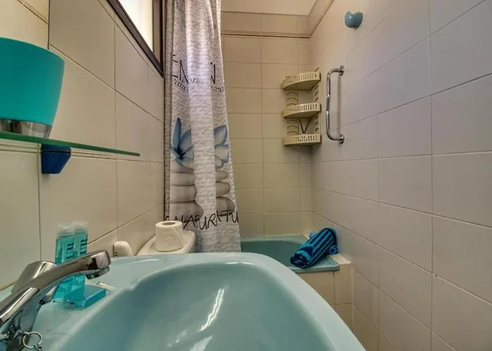 - Sleeps 4 - Jacuzzi - Terrace - Pool Appartement