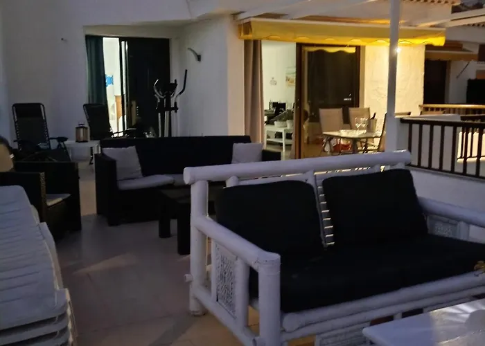 - Sleeps 4 - Jacuzzi - Terrace - Pool 公寓