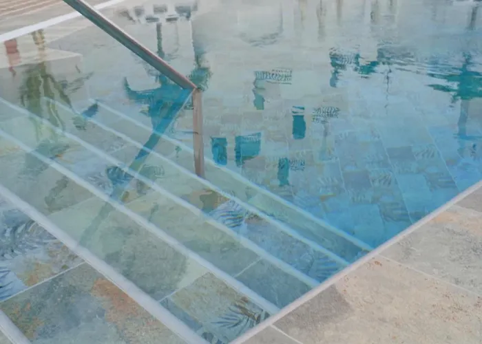 - Sleeps 4 - Jacuzzi - Terrace - Pool Appartement