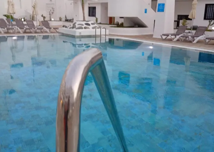 - Sleeps 4 - Jacuzzi - Terrace - Pool 公寓 *