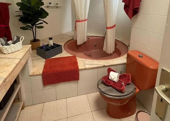 - Sleeps 4 - Jacuzzi - Terrace - Pool Appartement