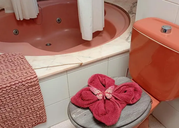 Appartement - Sleeps 4 - Jacuzzi - Terrace - Pool *